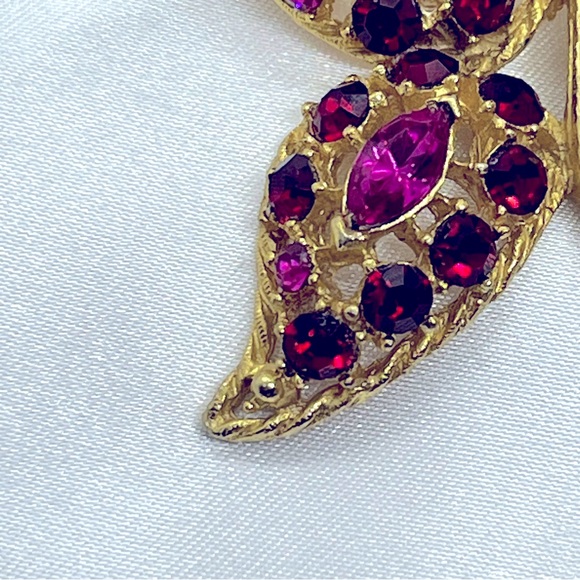 Large Gold Tone Fuchsia and Ruby Rhinestone Butterfly Brooch Pin VTG - Picture 4 of 10